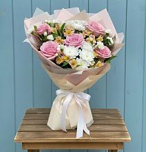 Букет цветов из:  Гвоздики, Орхидеи и Розы в Васильевке