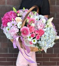 Цветочная композиция из Розы, Хризантемы, Пионы и Лизиантусы в корзине в Васильевке