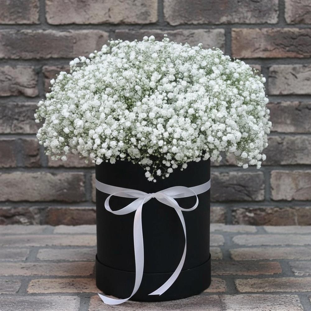 Цветочная композиция из Гипсофила в шляпной коробке в Васильевке