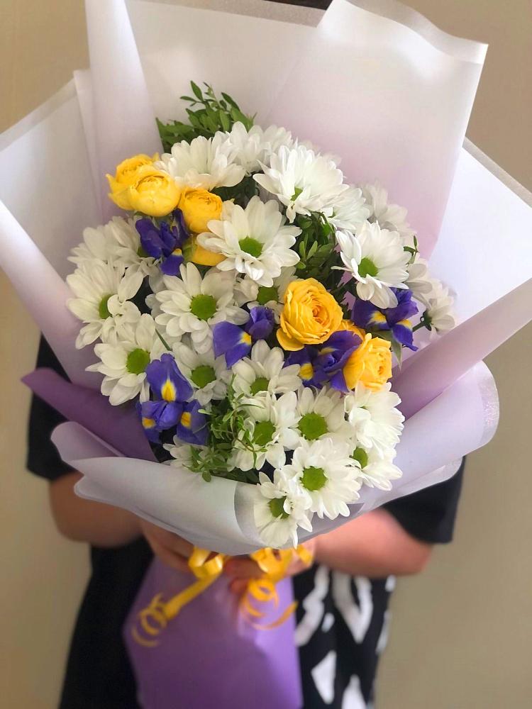 Букет цветов из: Ирисы, Хризантемы и Розы в Васильевке