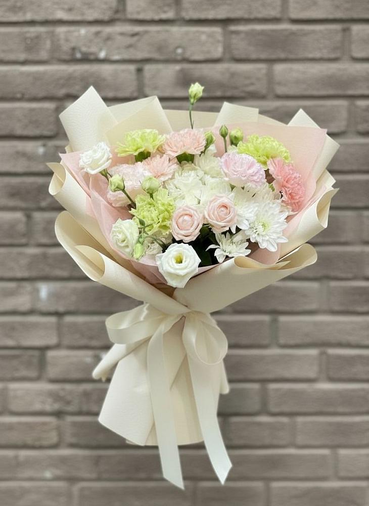 Букет цветов из: Гвоздики, Розы, Лизиантусы и Хризантемы в Васильевке