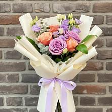 Букет цветов из:  Лизиантусы и Розы в Васильевке