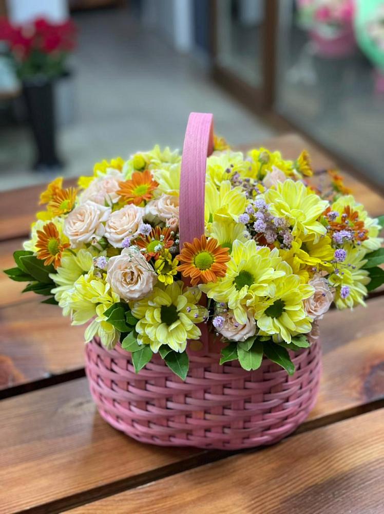 Цветочная композиция из Хризантемы и Розы в корзине в Васильевке