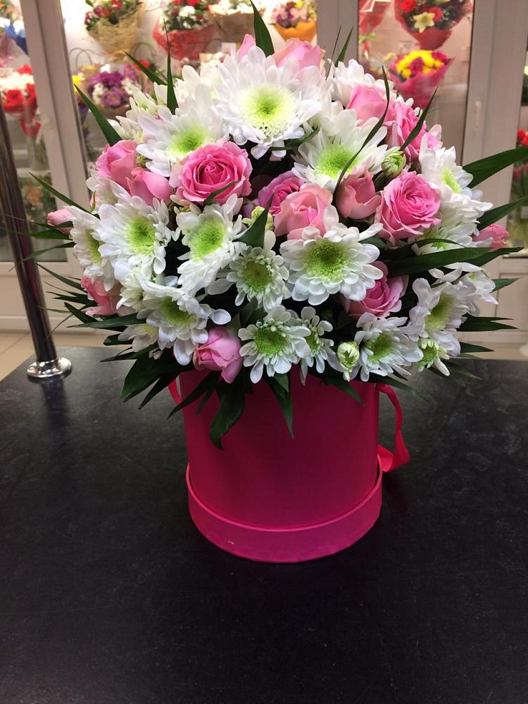 Цветочная композиция из Розы и Хризантемы в шляпной коробке в Васильевке